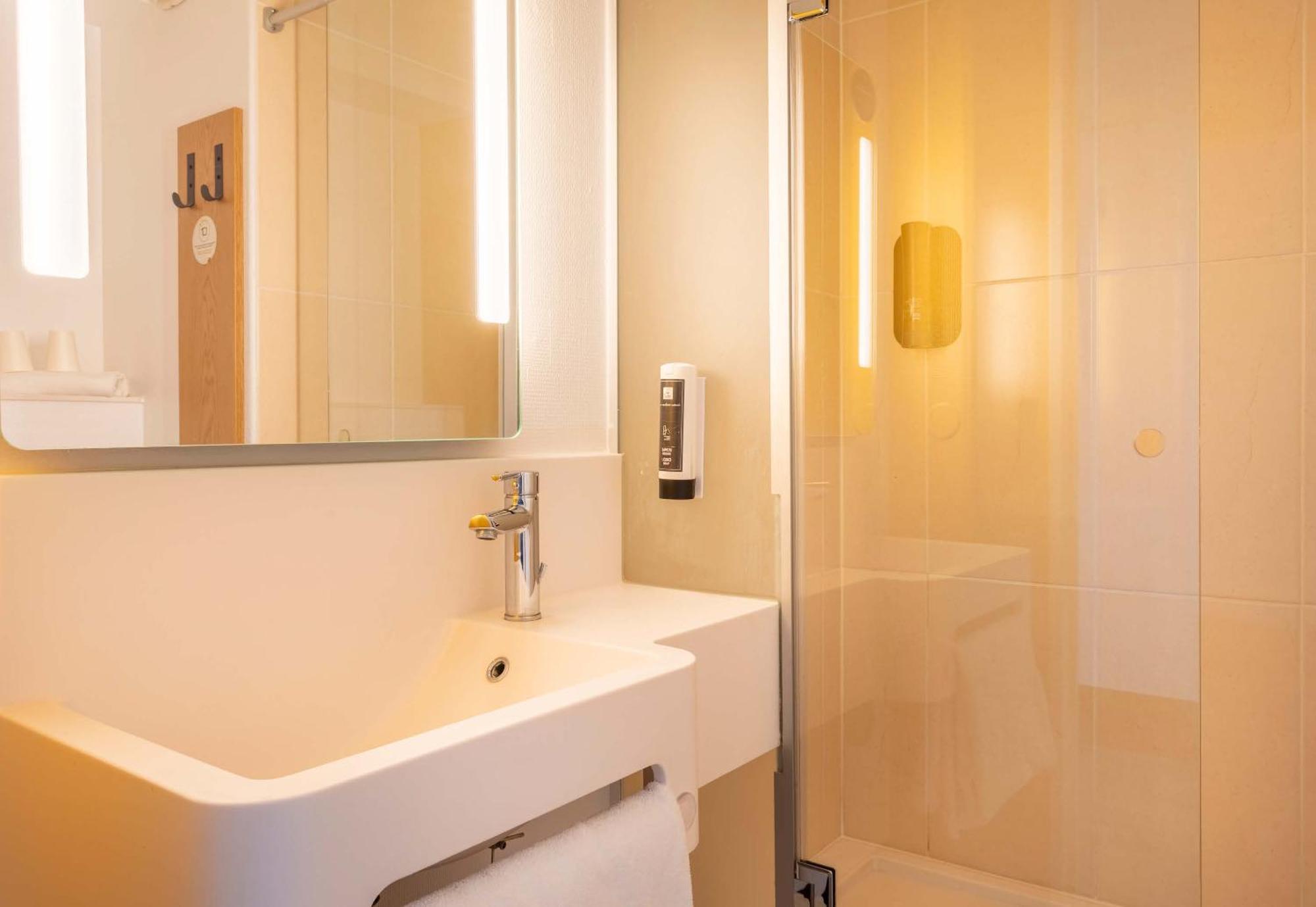 B&B Hotel Martigues Port-De-Bouc Esterno foto